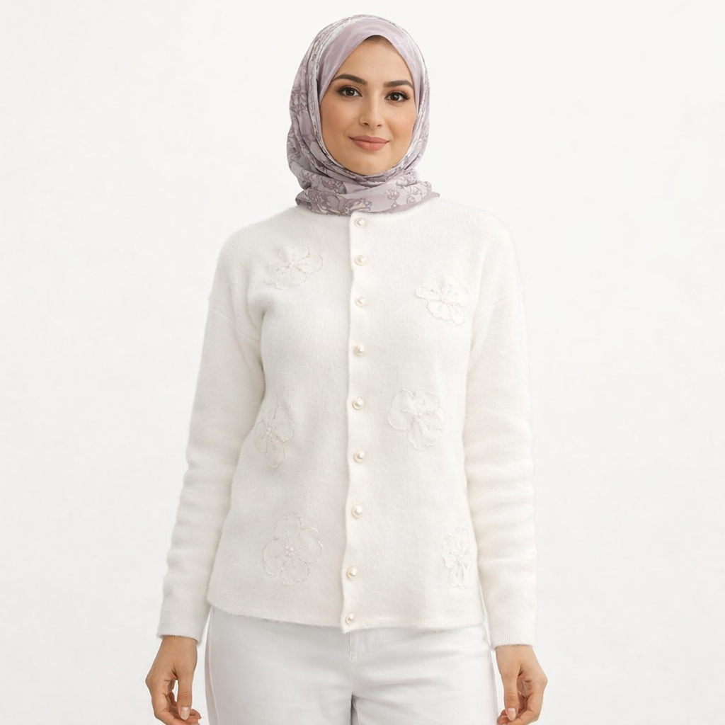 Beyaz Çiçek Motifli Pantolon Üstü Hırka